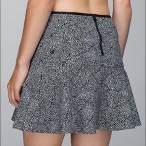 Lululemon Get It On Skirt Black & White Floral - 6